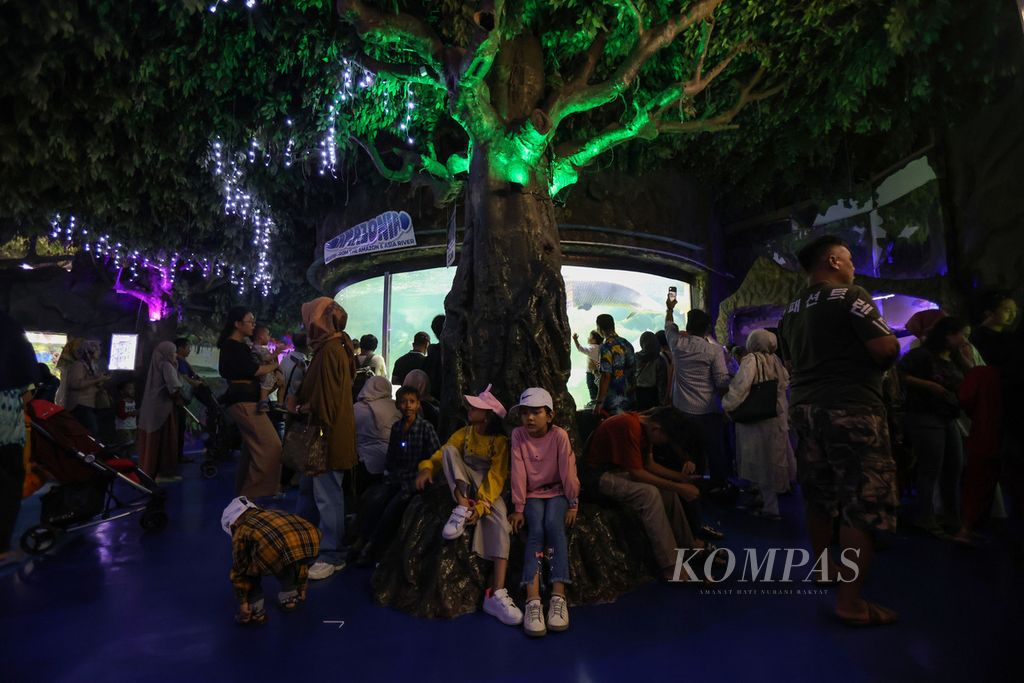 Pengunjung memadati Sea World, Ancol, Jakarta, Senin (25/12/2023). Ancol Taman Impian masih menjadi salah satu destinasi wisata favorit warga saat Libur Natal 2023 dan Tahun Baru 2024. Hingga sore terdapat 55.000 pengunjung. Jumlah tersebut akan terus bertambah hingga malam hari. 