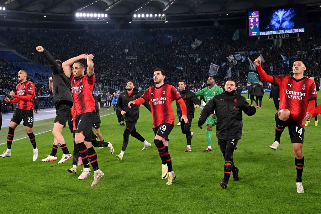 Pemain AC Milan melakukan selebrasi setelah mengalahkan Lazio, 1-0, dalam pertandingan Liga Italia antara Lazio dan AC Milan di Stadion Olympic, Roma, Sabtu (2/3/2024). Inter Milan akan menghadapi tim sekota, AC Milan, dalam derbi Liga Italia di Stadion San Siro, Milan, Selasa (23/4/2024) dini hari WIB.