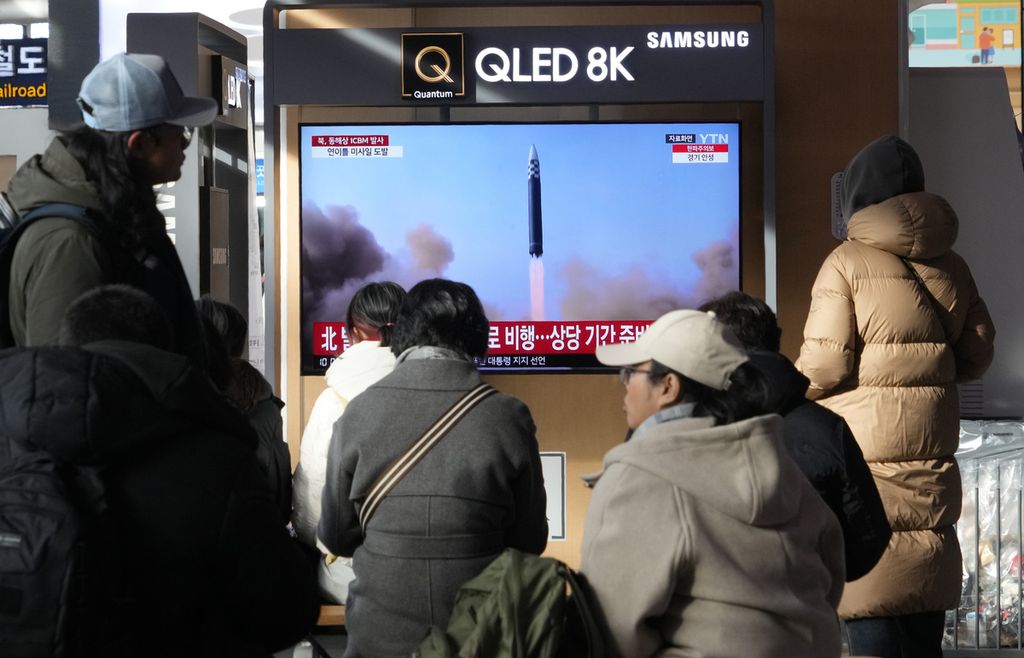 Layar televisi di Stasiun Kereta Seoul ini menunjukkan pemberitaan mengenai peluncuran rudal balistik oleh Korea Utara, Senin (18/12/2023). 