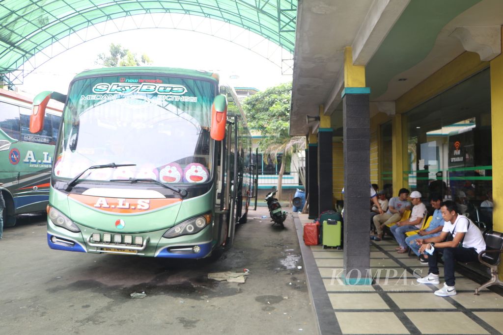 Penumpang hendak berangkat menggunakan bus PT Antar Lintas Sumatera dari Medan, Sumatera Utara, ke sejumlah kota di Sumatera dan Jawa, Senin (3/4/2023).