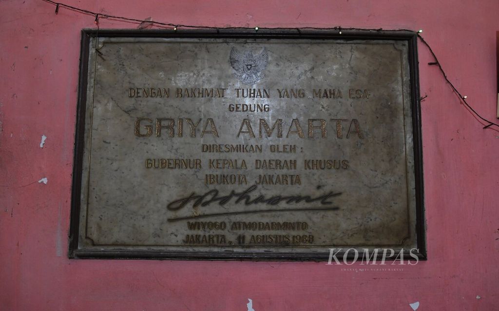 Prasasti peresmian gedung aula Griya Amarta oleh Gubernur DKI Jakarta saat itu, Wiyogo Atmodarminto, pada 11 Agustus 1988.