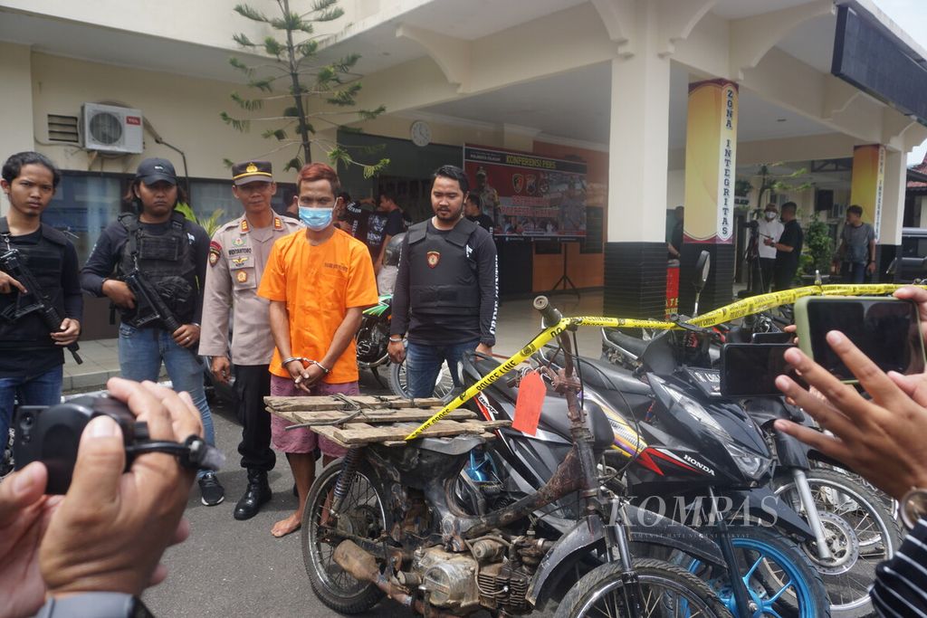 Jajaran Kepolisian Resor Kota Cilacap menggelar jumpa pers terkait dengan perampokan di Cilacap, Jawa Tengah, Kamis (26/1/2023).