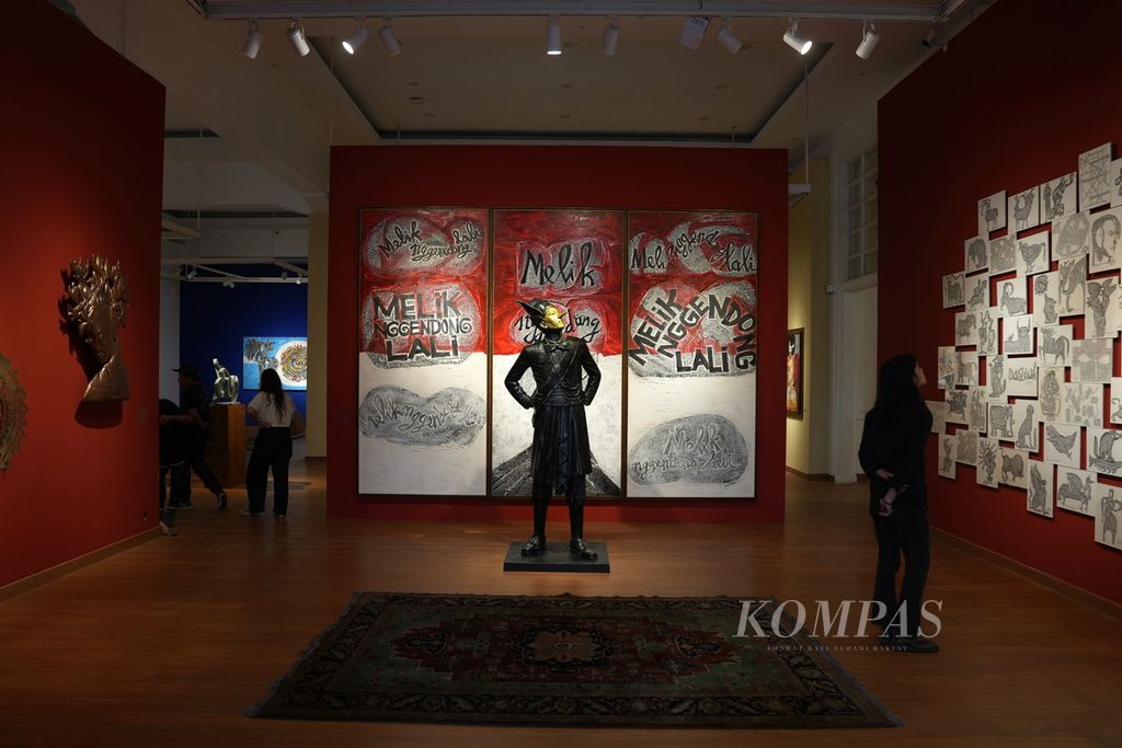 Instalasi patung ”Melik Nggendong Lali” (2024) dan lukisan ”Jelmaan Kesombongan” (2024) dalam Pameran Seni Rupa Melik Nggendong Lali karya Butet Kartaredjasa di Gedung A, Galeri Nasional Indonesia, Jakarta, Kamis (25/4/2024). 