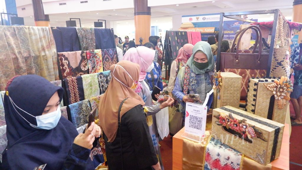 Pengunjung memperhatikan produk-produk kerajinan dalam Pagelaran UMKM Karya Kreatif Banua-Go Digital di Atrium Duta Mall, Banjarmasin, Kalimantan Selatan, Sabtu (6/3/2021). 