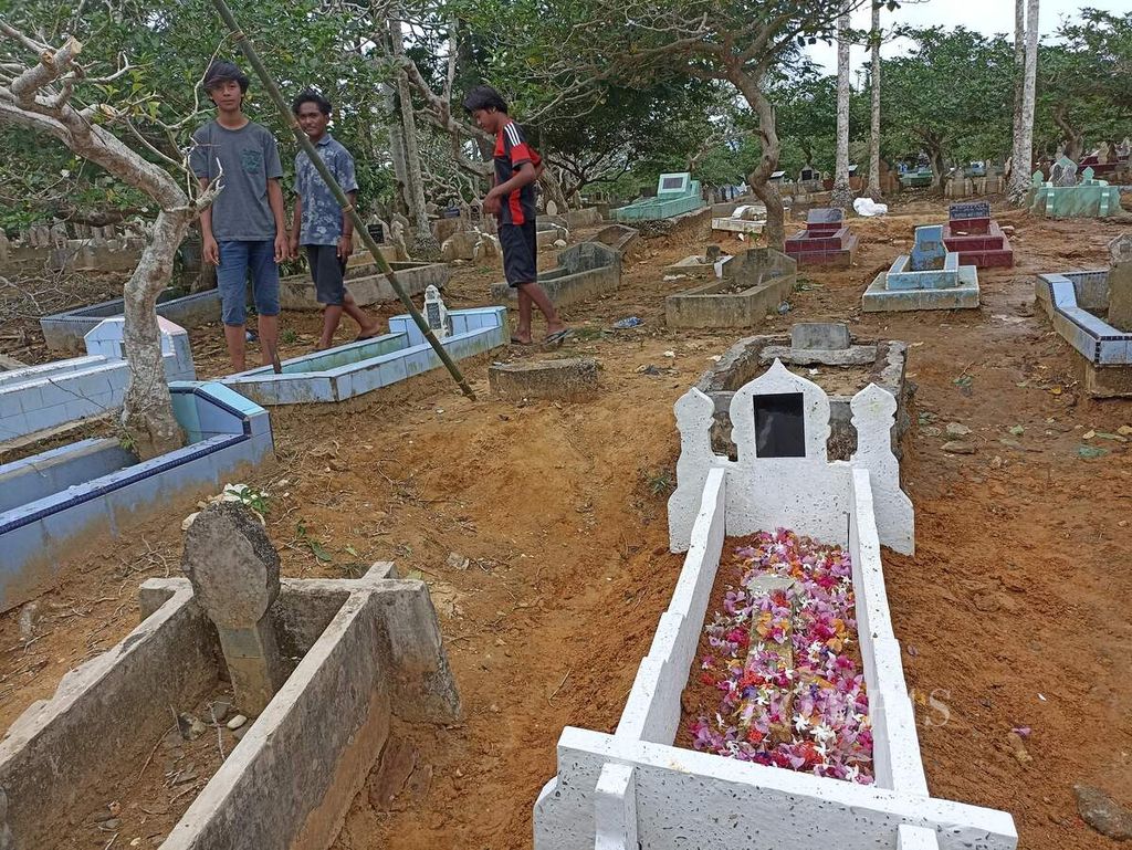Warga melihat makam Abdul Sidik (39) di Kelurahan Sawit Seberang, Kecamatan Sawit Seberang, Kabupaten Langkat, Sumatera Utara, Sabtu (12/2/2022). Dua makam yang diduga korban penganiayaan di panti rehabilitasi narkoba milik Bupati Langkat nonaktif Terbit Rencana Perangin-Angin dibongkar polisi.