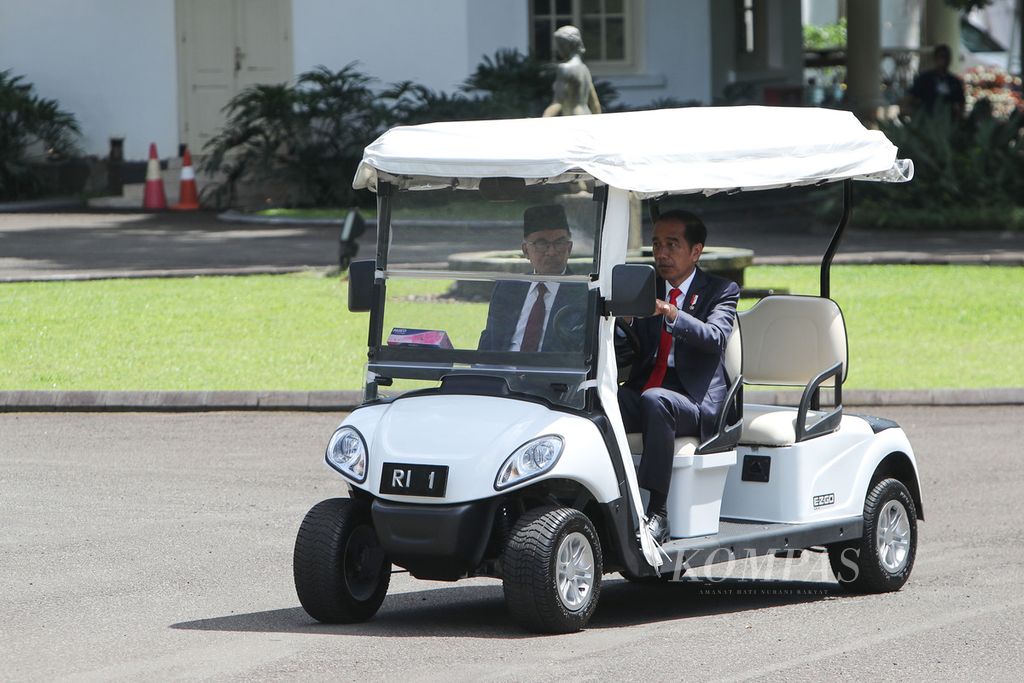 Presiden Joko Widodo bersama Perdana Menteri Malaysia Anwar Ibrahim tiba di Kompleks Istana Kepresidenan, Bogor, Jawa Barat, seusai berkeliling Kebon Raya Bogor, Senin (09/01/2023). 