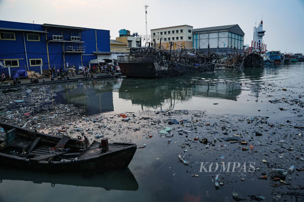 Bangkai kapal yang hangus terbakar di Pelabuhan Muara Baru, Penjaringan, Jakarta Utara, Senin (6/5/2024). 