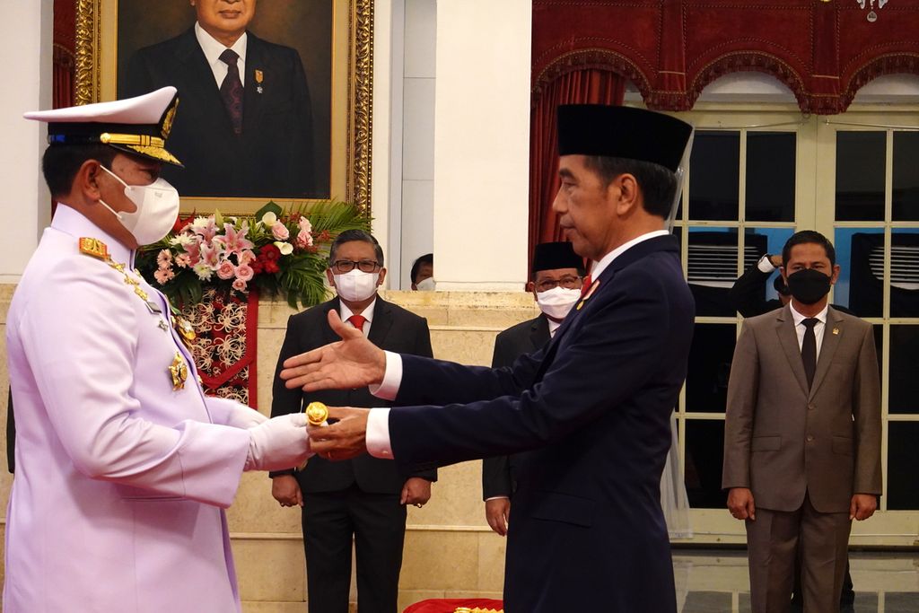 Presiden Joko Widodo menyerahkan tongkat komando kepada Laksamana Yudo Margono sebagai Panglima TNI, Senin (19/12/2022). Presiden Jokowi, antara lain, meminta Panglima TNI menjaga netralitas TNI jelang Pemilu 2024.