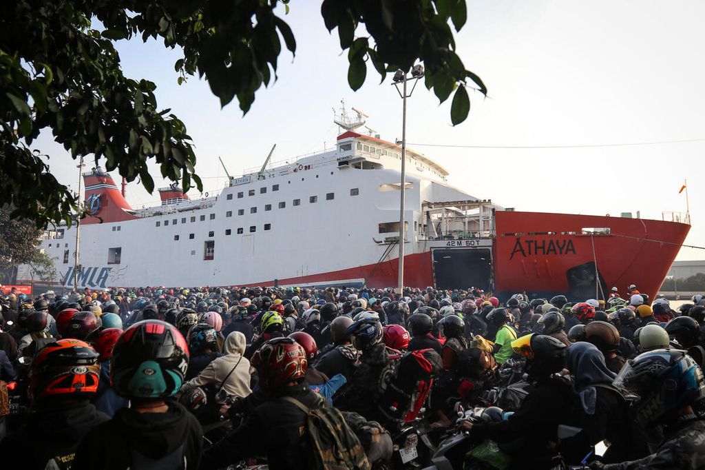 Antrean pemudik bersepeda motor yang akan memasuki feri di Pelabuhan Ciwandan, Cilegon, Banten (19/4/2023). P