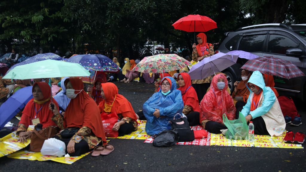 The enthusiastic supporters who could not enter the Manahan Stadium sat relaxed outside the stadium where the 48th Muhammadiyah and Aisyiyah Congress opening ceremony took place in Manahan Stadium, Surakarta, Central Java, on Friday (11/19/2022).
