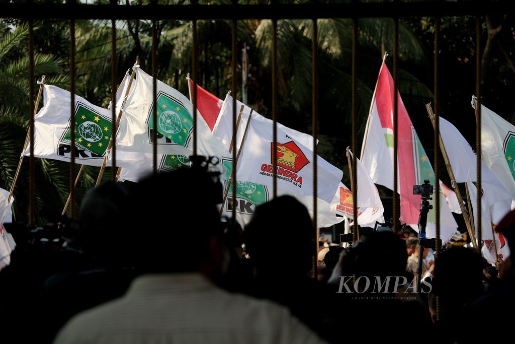 Bendera Partai Gerindra dan Partai Kebangkitan Bangsa (PKB) dikaibarkan simpatisan saat mendaftar calon partai politik peserta pemilu 2024 di depan Gedung Komisi Pemilihan Umum, Jakarta, Senin (8/8/2022). 