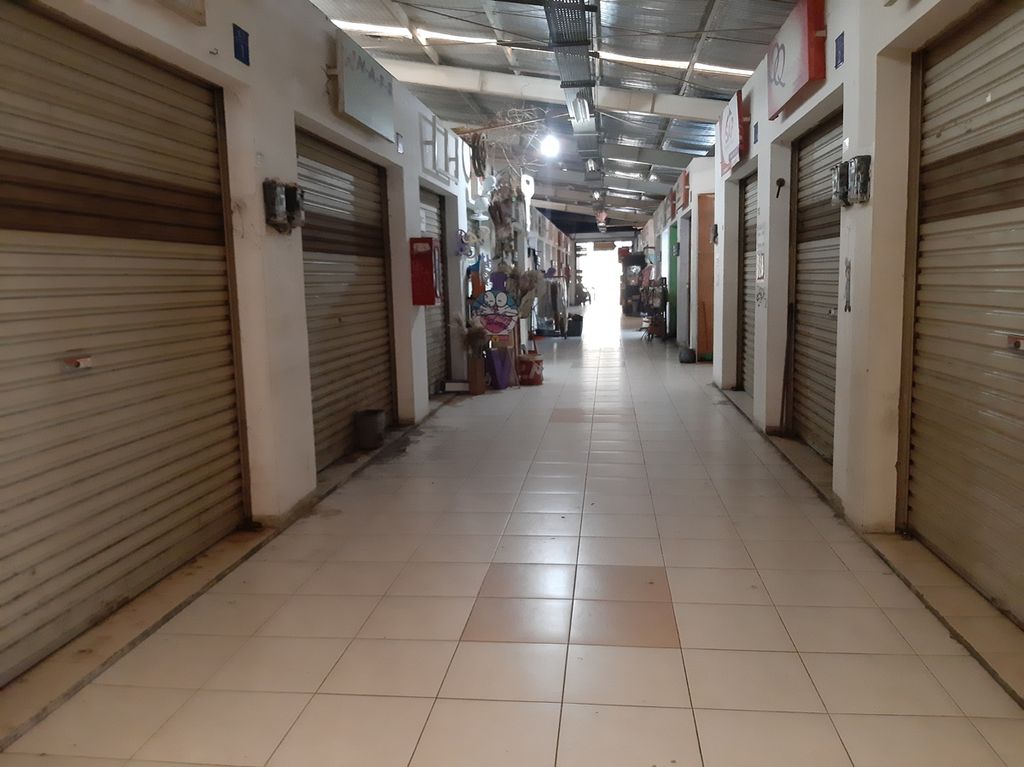 Sejumlah kios dan toko yang tutup di Pasar Kita, Pamulang, Kota Tangerang Selatan, Kamis (16/3/2023).
