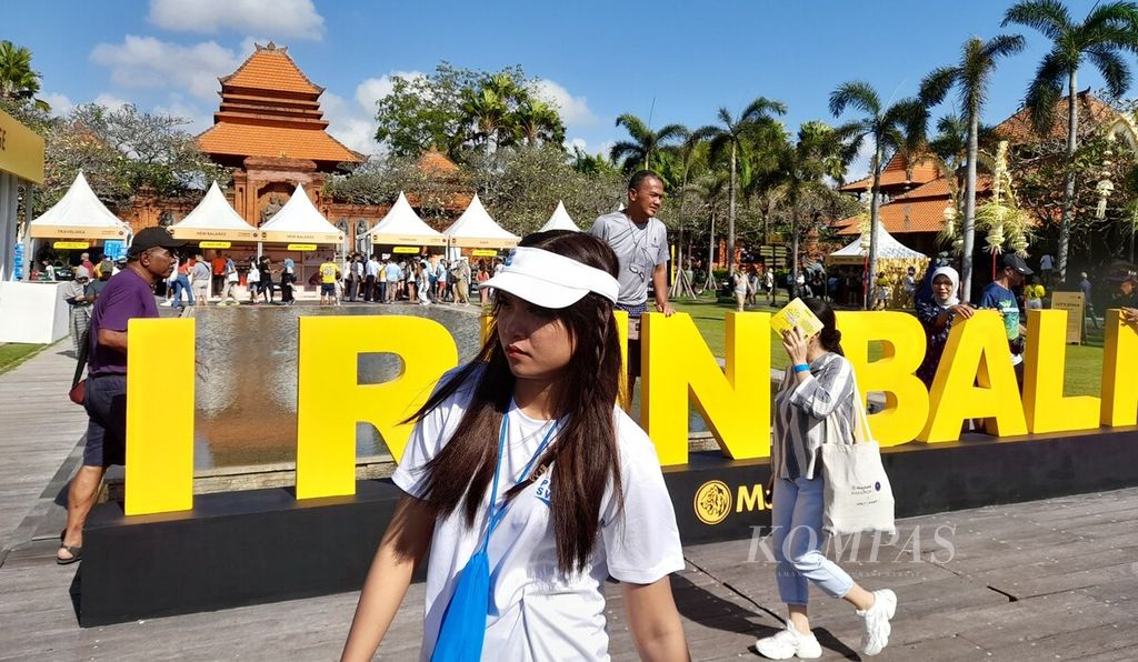 PT Bank Maybank Indonesia Tbk kembali menggelar ajang lari jalanan Maybank Marathon di Bali. Lomba lari Maybank Marathon 2023 dilaksanakan di Gianyar, Bali, Minggu (27/8/2023). Suasana di lokasi pengambilan paket lomba (<i>race pack</i>) di Tanjung Benoa, Kuta Selatan, Badung, Jumat (26/8/2023). 