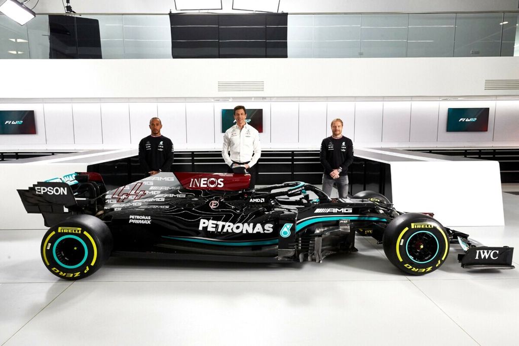 Arsip foto 2 Maret 2021 memperlihatkan Kepala Tim Mercedes, Toto Wolff (tengah) didampingi dua pebalpnya, Lewis Hamilton (kiri) dan Valtteri Bottas pada peluncuran mobil tim di Brackley, Inggris. Pada musim 2022, Hamilton akan didampingi pebalap muda George Russell. 