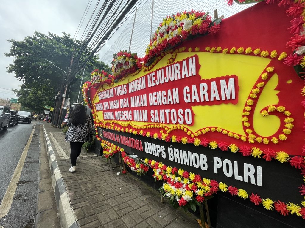 Karangan bunga dari teman seangkatan Richard Pudihang Lumiu (memakai baju hitam) saat pendidikan di Pusat Pendidikan Brimob, Watukosek, Jawa Timur, pada 2019, terpampang di depan Pengadilan Negeri Jakarta Selatan, Rabu (25/1/2023).