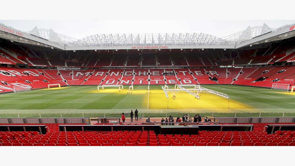 Rumput di Stadion Old Trafford milik klub Manchester United dirawat dengan sinar ultraviolet, Rabu (27/12).