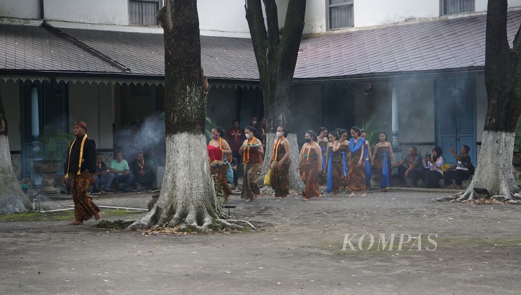 Para abdi dalem penari bersiap untuk berlatih tarian Bedaya Ketawang, di Keraton Kasunanan Surakarta, Kota Surakarta, Jawa Tengah, Selasa (20/12/2022). 