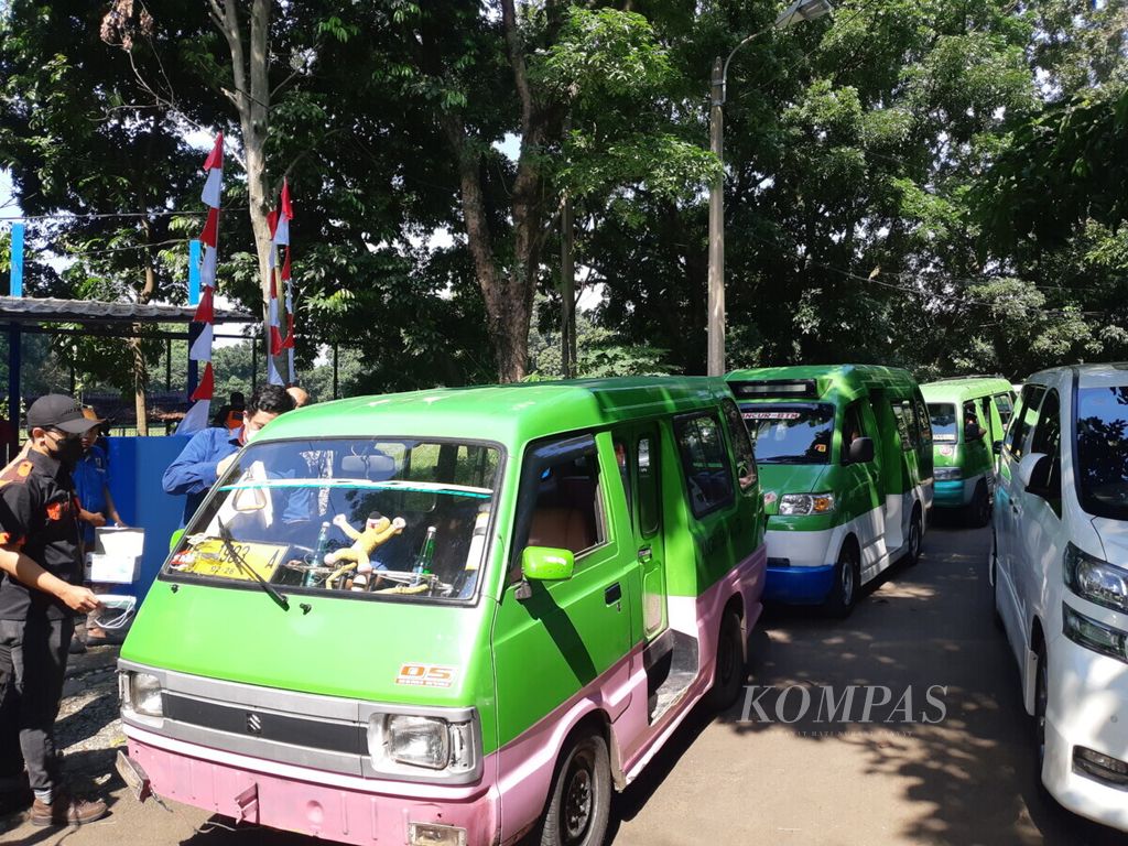 Sejumlah sopir angkutan kota di Kota Bogor menerima bantuan paket bahan makanan pokok di GOR Pajajaran, Jumat (6/8/2021).