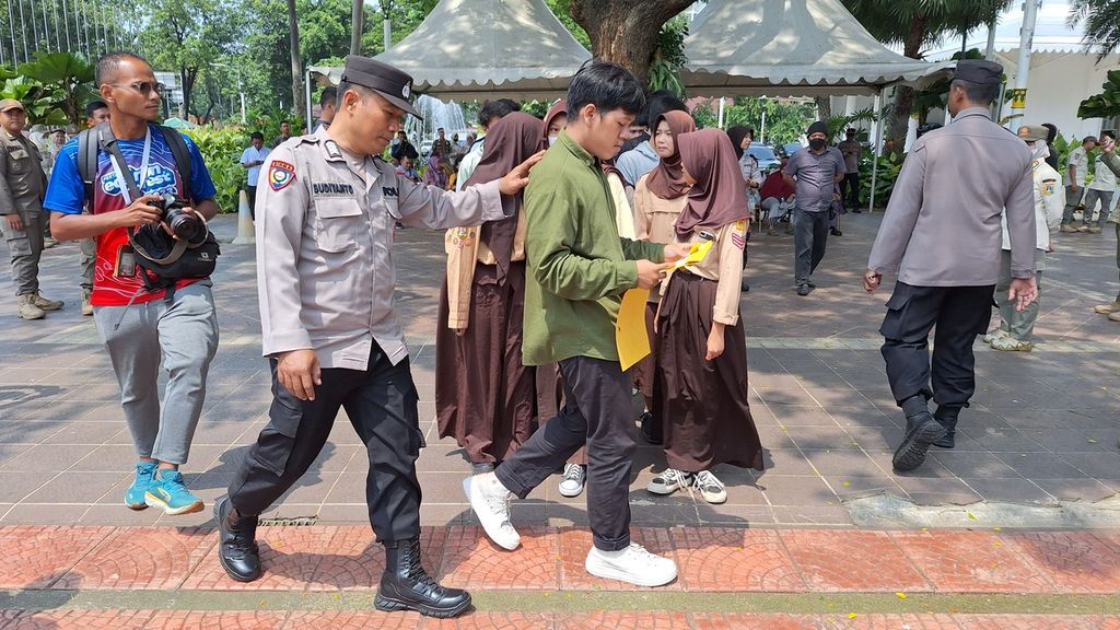 Sekitar seratus remaja menanti pengarahan akibat konvoi meresahkan yang mereka lakukan di Balai Kota Jakarta, Rabu (3/4/2024).