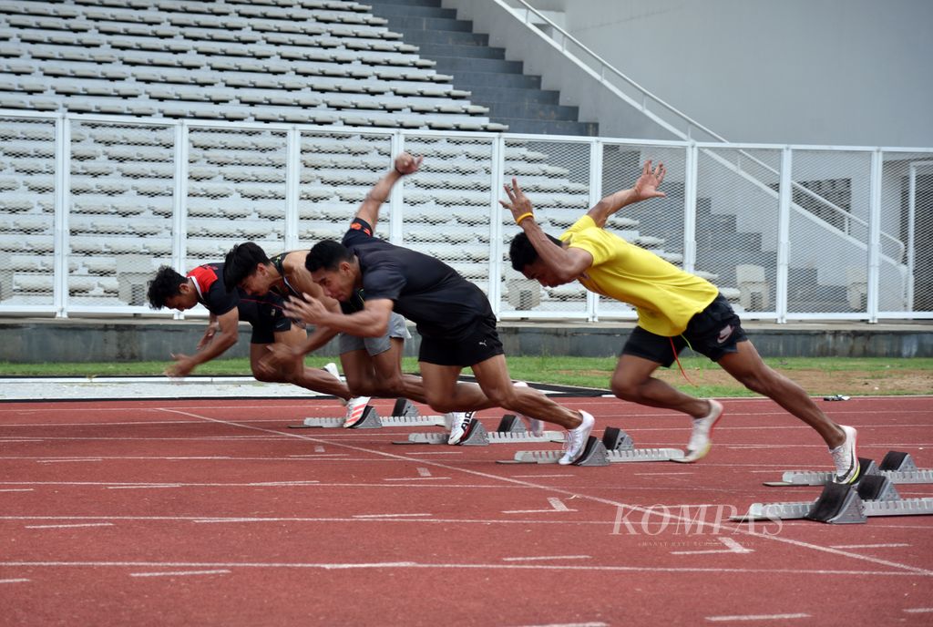 Tim sprinter Indonesia, Lalu Muhammad Zohri (kanan) dan kawan-kawan berlatih start block di Stadion Madya Senayan, Jakarta, Selasa (18/4/2023). 