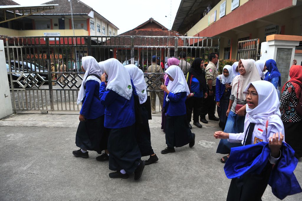 Murid pulang dari SMP Negeri 1 Turi, Kecamatan Turi, Sleman, DI Yogyakarta, Senin (24/2/2020). 