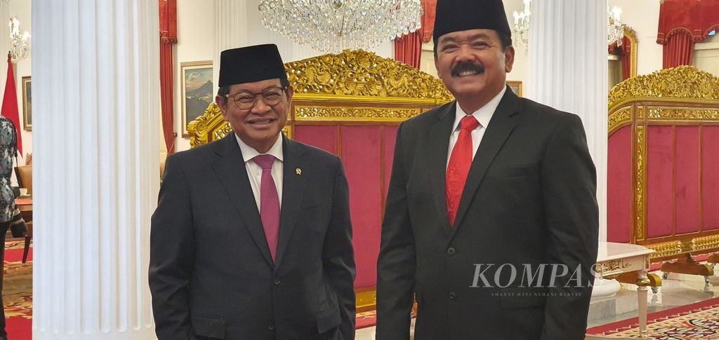 Sekretaris Kabinet Pramono Anung (kiri) dan Hadi Tjahjanto berbincang di Istana Negara, Jakarta, Rabu (21/2/2024), sebelum Presiden Joko Widodo melantik Hadi sebagai Menteri Koordinator Bidang Politik, Hukum, dan Keamanan.
