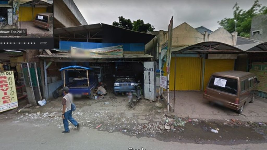 Pada 2013, tampak bangunan di depan Stasiun Cakung berupa ruko dan bengkel kendaraan bermotor.
