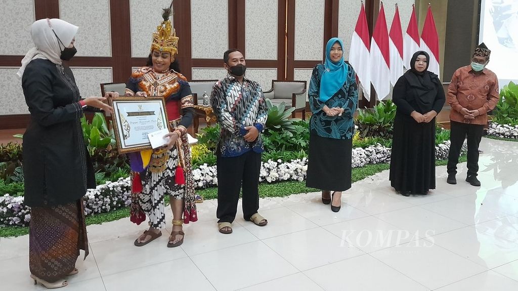 Wali Kota Batu Dewanti Rumpoko (kiri) memberikan Anugerah Kebudayaan 2022 kepada beberapa pelaku seni di Kota Batu, salah satunya Sindhunata (kanan) selaku penulis novel<i> Anak Bajang Mengayun Bulan</i>, Jumat (21/5/2022) malam.