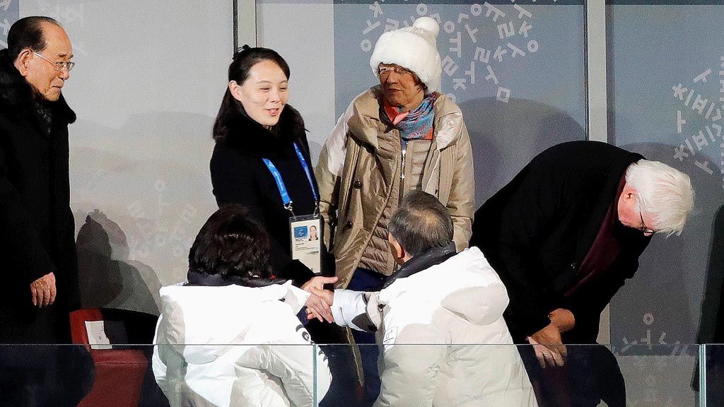 Presiden Korea Selatan Moon Jae-in (tengah, membelakangi kamera) bersalaman dengan Kim Yo Jong, saudara perempuan Pemimpin Korea Utara Kim Jong Un, Jumat (9/2), dalam pembukaan Olimpiade Musim Dingin Pyeongchang, Korsel.   Pria paling kiri adalah presiden seremonial Korut Kim Yong Nam, sedangkan orang paling kanan adalah  Presiden Jerman Frank-Walter Steinmeier. 