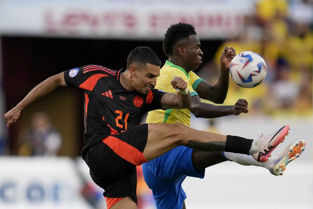 Pemain Kolombia, Daniel Munoz, dan pemain Brasil, Vinicius Junior, berebut bola dalam pertandingan Grup D Copa America antara Brasil dan Kolombia di Santa Clara, California, Amerika Serikat, Rabu (3/7/2024) WIB.