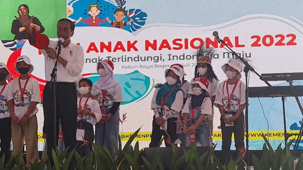 Presiden Joko Widodo bermain sulap dengan anak-anak pada puncak peringatan Hari Anak Nasional 2022 yang berlangsung di Taman Teijsmann, Kebun Raya Bogor, Jawa Barat, Sabtu (23/7/2022).