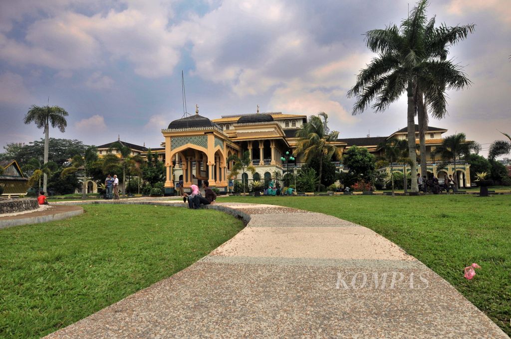 Lanskap Istana Maimoon, peninggalan Kesultanan Deli di Medan, Sumatera Utara, Kamis (9/5/2013). Istana Maimoon bercerita banyak tentang kejayaan Kesultanan Deli.