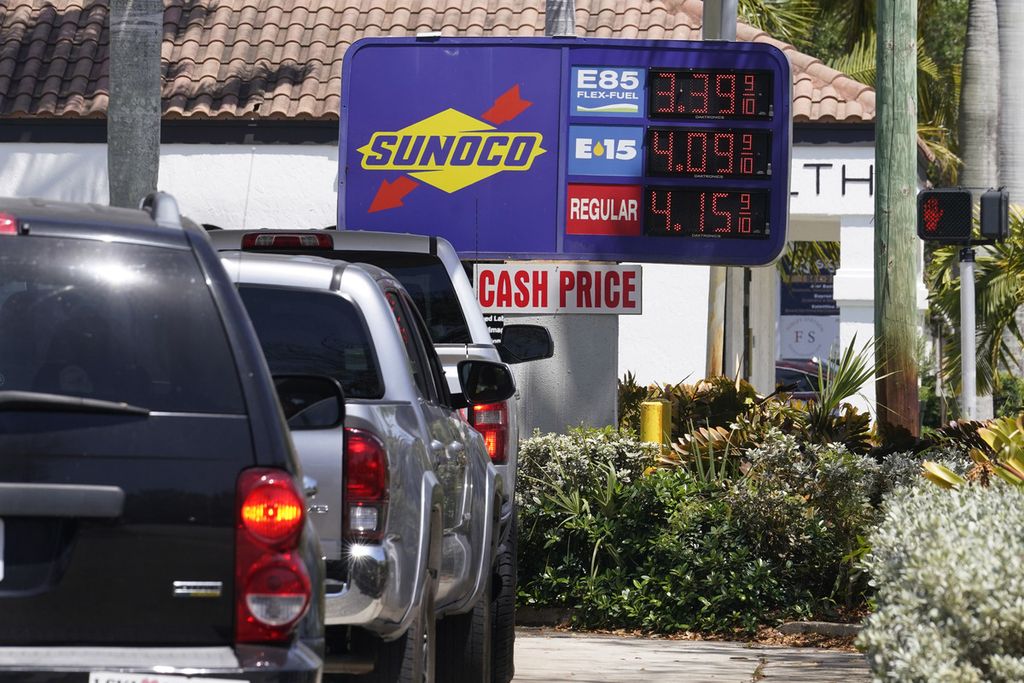 Antrean kendaraan yang hendak mengisi bahan bakar terjadi di SPBU Sunoco di Delray Beach, Florida, AS, 13 April 2022. SPBU ini menawarkan harga BBM yang lebih murah dibandingkan SPBU lain yang membuatnya diserbu calon konsumen. 
