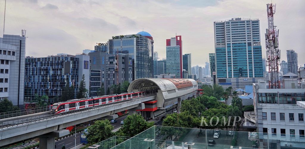 Suasana lanskap sebuah kereta cepat ringan (LRT) saat melintasi Stasiun LRT Kuningan, Jakarta Selatan, Selasa (21/11/2023). 