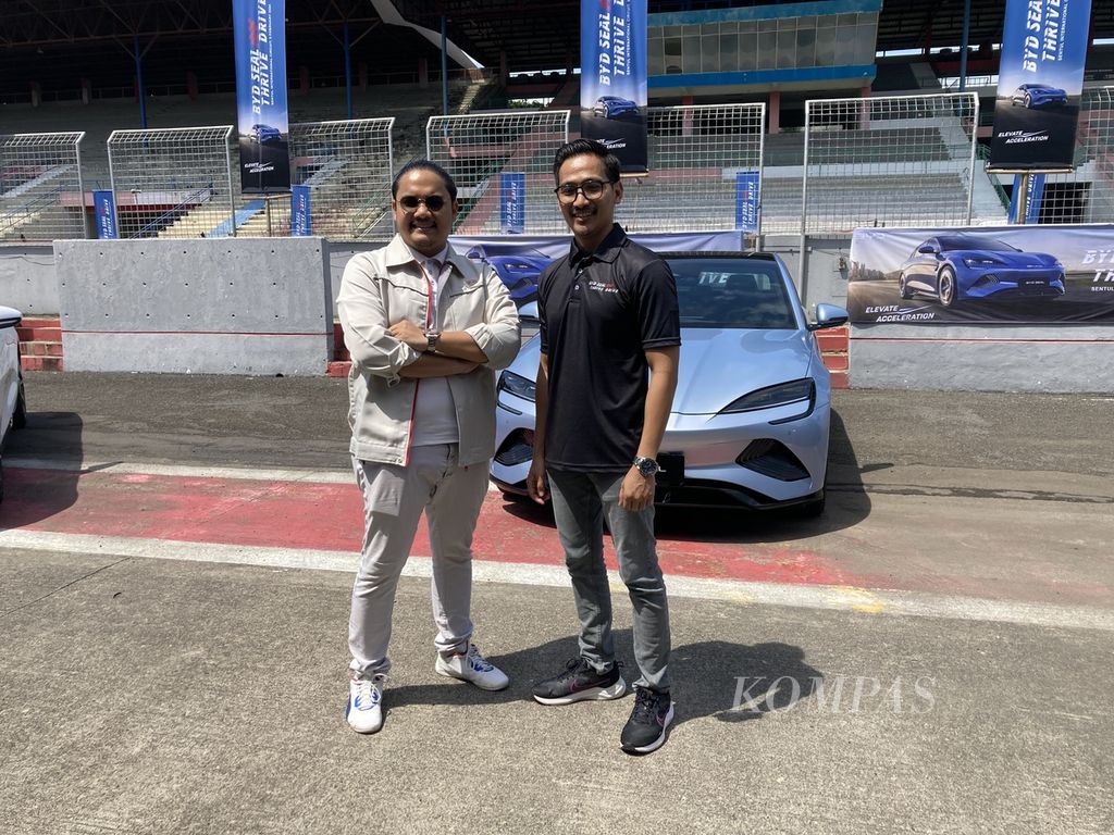 Luther Panjaitan, Head of Marketing Communication PT BYD Motor Indonesa (kiri) dan Bobby Bharata, Head of Product PT BYD Motor Indonesia, dalam sesi uji kendara perdana BYD Seal varian AWD Performance di Sirkuit Internasional Sentul, Kabupaten Bogor, Jawa Barat, Senin (5/2/2024).