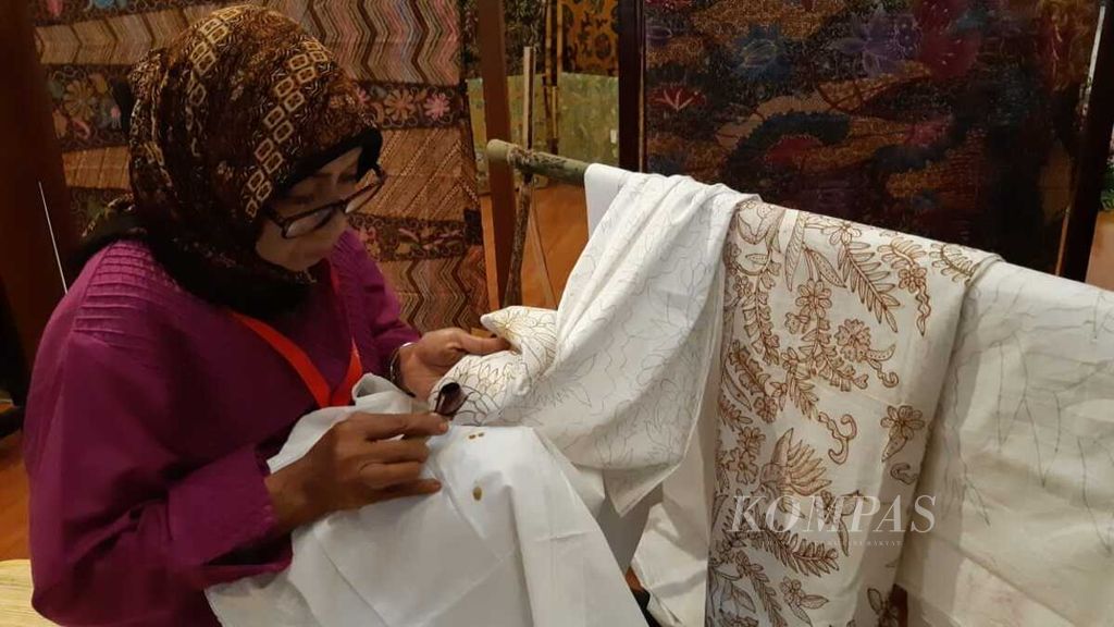 Perajin batik menunjukkan keahliannya di salah satu stan Pameran Koperasi dan UMKM, Rabu (15/8/2018), di Grand City, Surabaya.