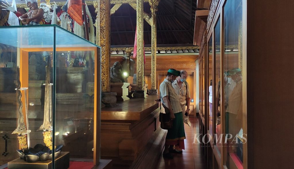 Pengunjung mengamati koleksi Museum Bali, Selasa (10/5/2022). 