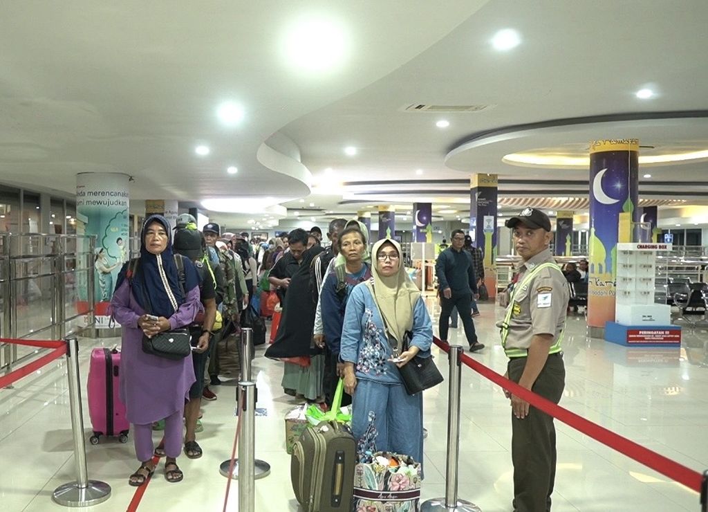Penumpang mengantre di pintu masuk dan pemeriksaan tiket di pelabuhan Makassar, Sulawesi Selatan, Rabu (13/12/2023). 