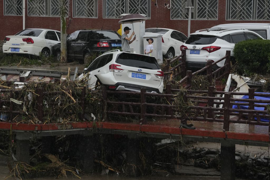 Dampak banjir besar akibat hujan terlebat dalam 140 tahun terakhir di Beijing, China, Selasa (1/8/2023). 