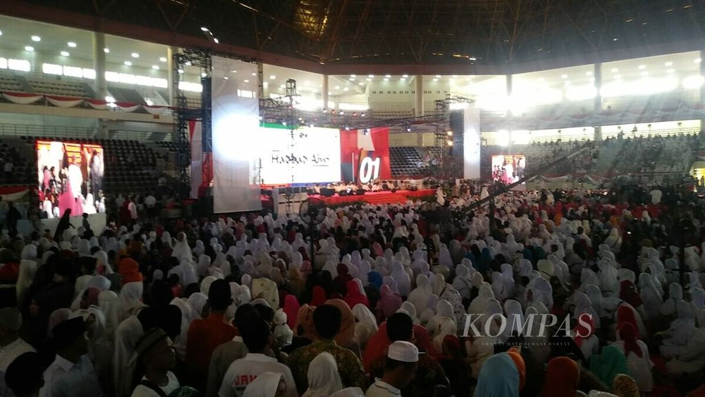 Hadirin menunggu kedatangan capres no 01 Joko Widodo di Gedung Serbaguna Sumut, Jumat, (15/3/2019).