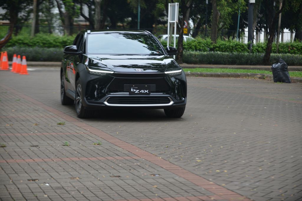 Trial of the Toyota BZ4X type of electric car at the Gelora Bung Karno Complex, Jakarta, Wednesday (10/12/2022). AS many as 143 electric cars comprising 41  BZ4X and 102 units of Lexus UX 300e will be used as the official vehicles for the G20 Summit. These electric cars will be used for delegates at the ministerial level during the summit. 