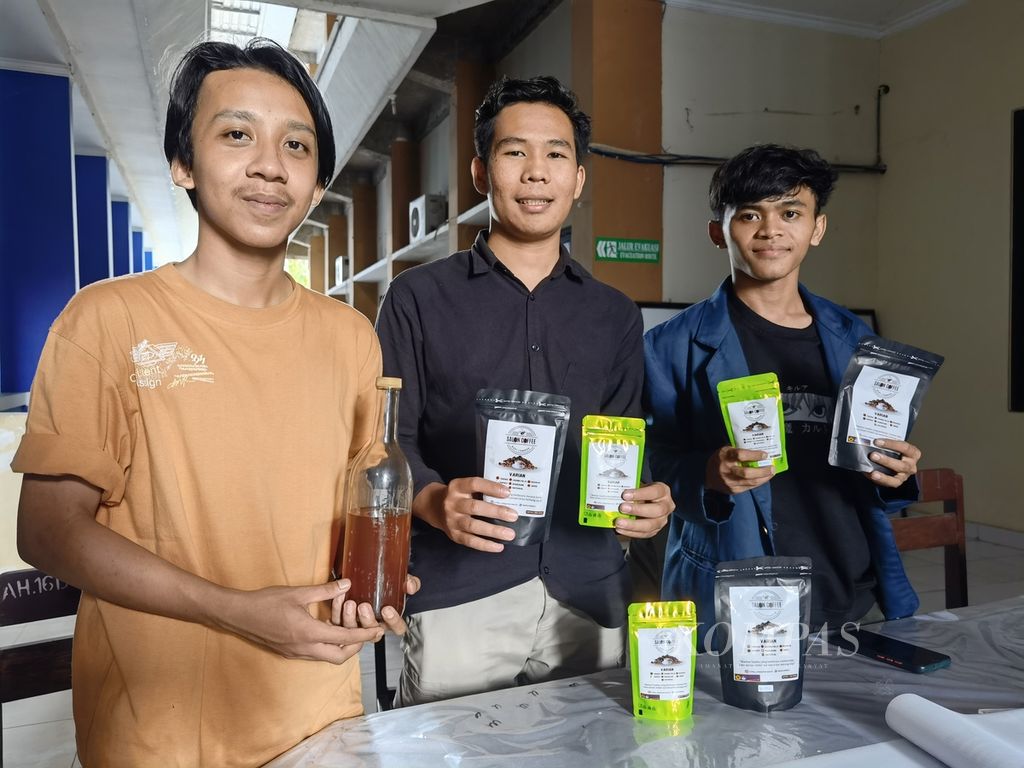 Mahasiswa Fakultas Matematika dan Ilmu Pengetahuan Alam (MIPA) Universitas Mataram menunjukkan kopi produksi mereka dengan merek "Salon Coffee" di Mataram, Rabu (16/11/2022).