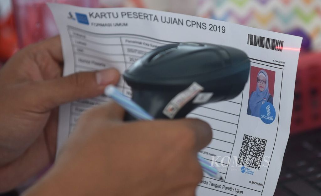Petugas memindai tanda peserta tes calon pegawai negeri sipil (CPNS) Pemerintah Kota Surabaya di Gelanggang Remaja, Surabaya, Jawa Timur, Senin (10/2/2020). 