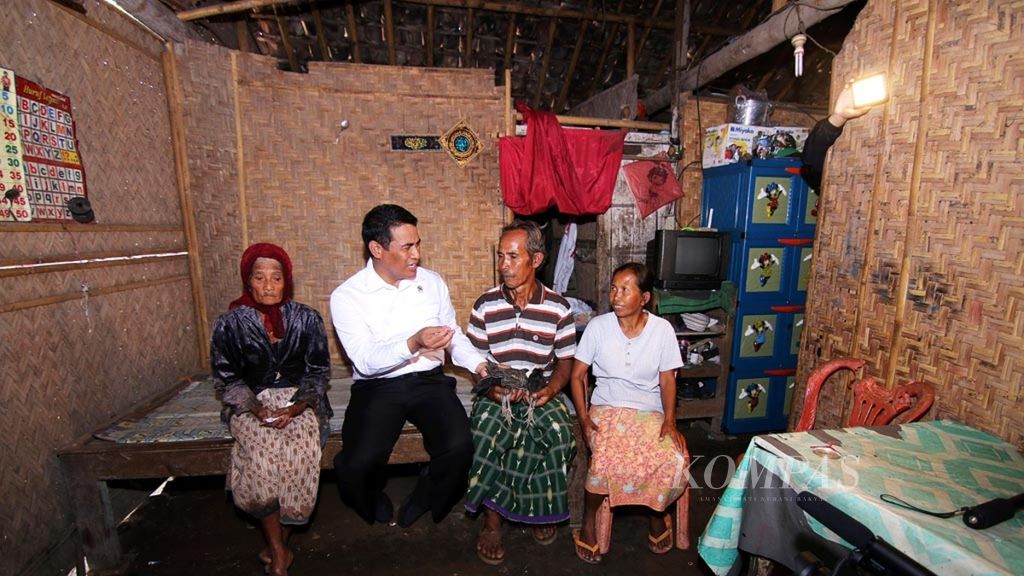 Agriculture Minister Andi Amran Sulaiman (second left) speaks with farmers on Thursday (23/5/2018) in Ledok Ombo village, Jember, East Java. The ministry has just launched a poverty welfare improvement program in an effort to reduce the poverty rate among farming households.