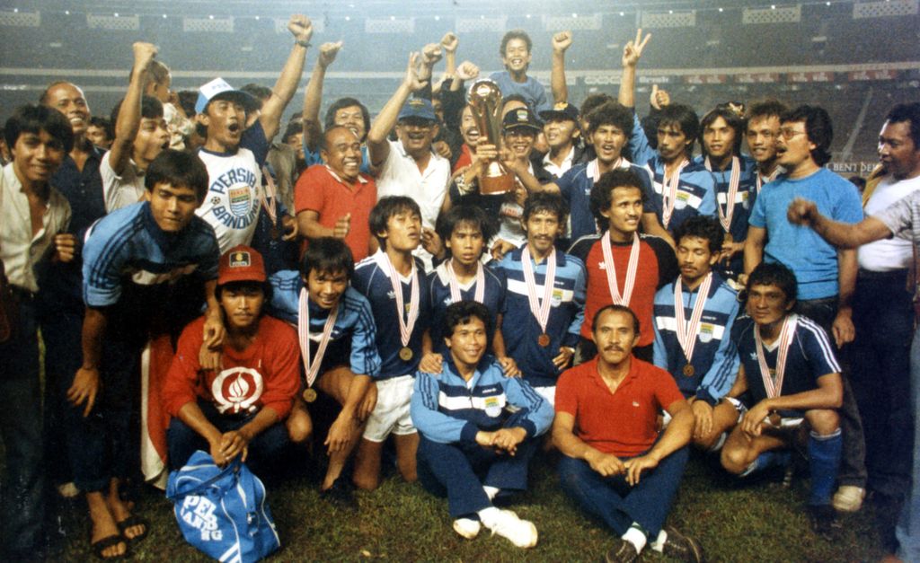 The players and coaching staff of Persib Bandung celebrated their championship title in the 1986 Perserikatan First Division edition at the Senayan Main Stadium in Jakarta on March 11, 1986. Persib won 1-0 against Perseman Manokwari.