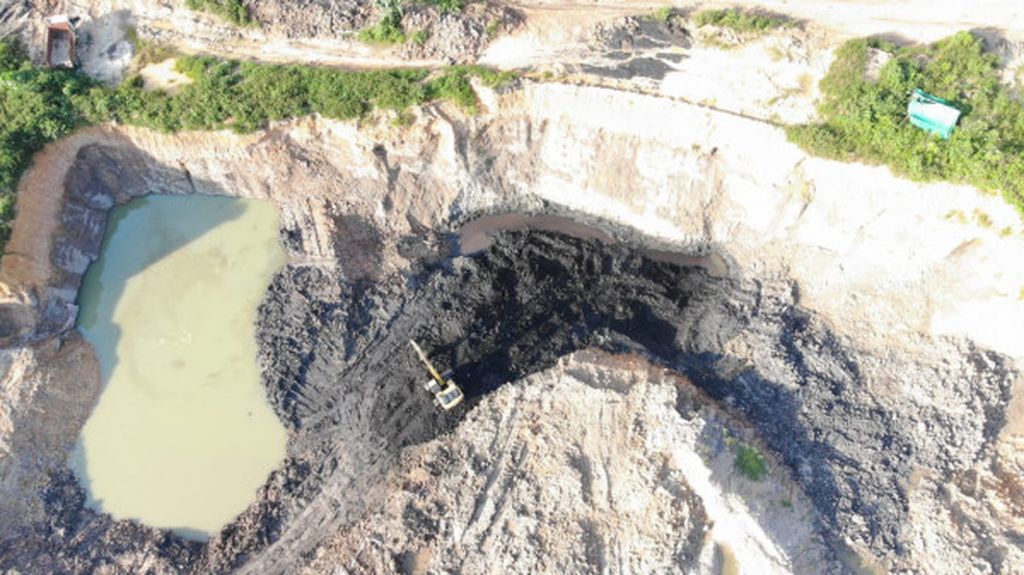 Foto udara pertambangan batubara ilegal di Gunung Tengkorak di Desa Suko Mulyo, Kecamatan Sepaku, Penajam Paser Utara, Kalimantan Timur, Sabtu (24/9/2022). Tambang ilegal ini terletak sekitar 30 kilometer dari Titik Nol IKN.