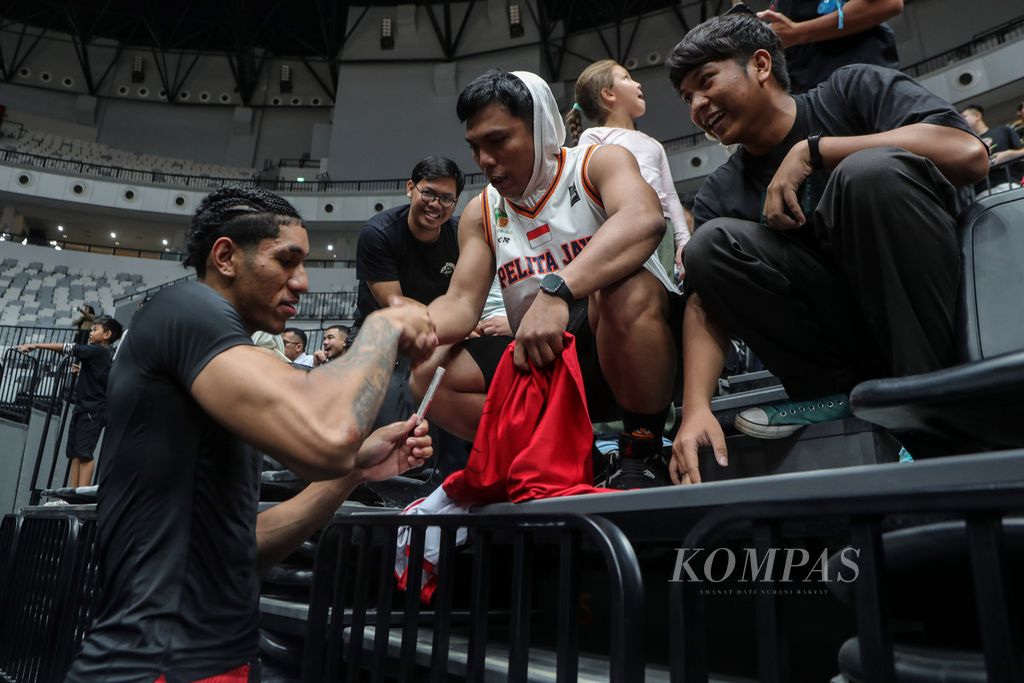 Derrick Michael Xzavierro bersalaman dan menandatangani jersei seorang suporter setelah selesai pertandingan pertama Invitasi Bola Basket Internasional Indonesia (IIBI) di Stadion Indonesia Arena, Jakarta, Rabu (2/8/2023). 