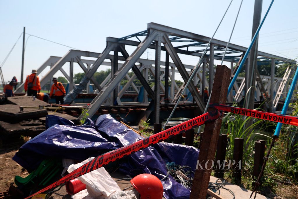 Garis pembatas dipasang di sekitar lokasi tabrakan kereta api dengan truk di pelintasan sebidang Madukoro Raya, Kota Semarang, Jawa Tengah, Rabu (18/7/2023).