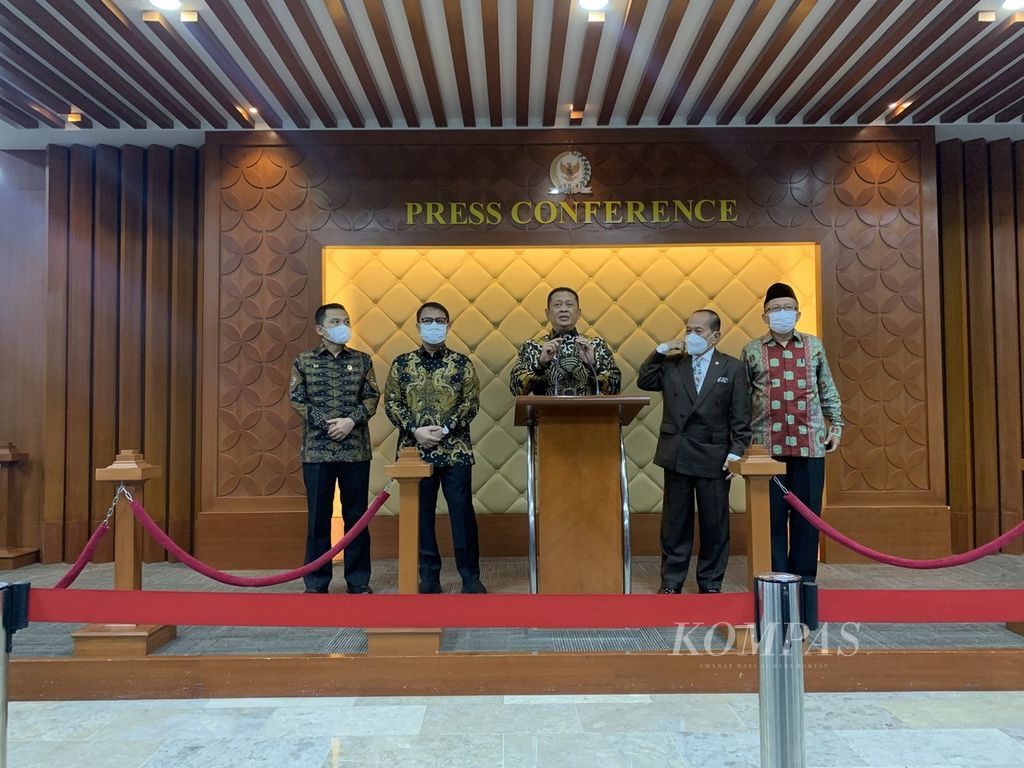 Ketua MPR Bambang Soesatyo didampingi pimpinan MPR memberikan keterangan kepada wartawan terkait persiapan Sidang Tahunan MPR Tahun 2022 di Kompleks Senayan, Jakarta, Senin (15/8/2022).