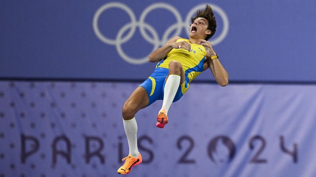 Armand Duplantis dari Swedia melewati 6, 25 meter dan mencetak rekor dunia baru di final loncat galah putra Olimpiade Paris 2024 di Stade de France, Saint-Denis, utara Paris, Perancis, pada 5 Agustus 2024. Ia juga mengukir rekor dunia.